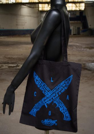 Bolsa de tela colgada al hombro modelo LOCA by Angry Daddy, negra y azul.