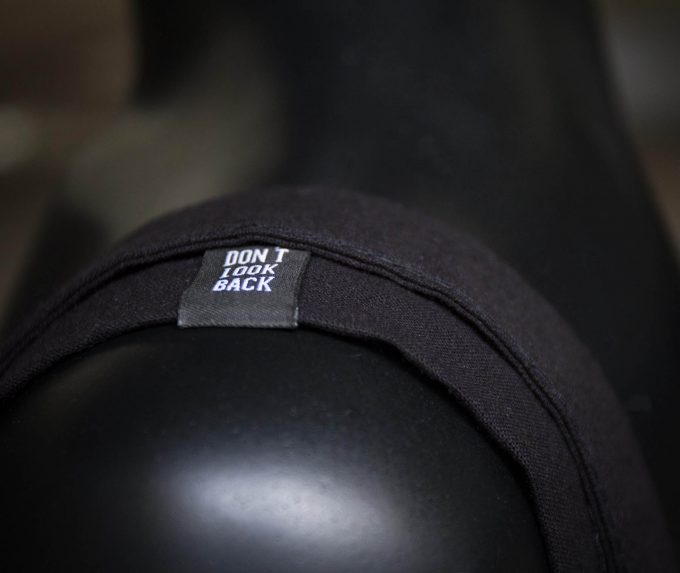 Detalle de la etiqueta Bolso de tela modelo LOCA, negra y azul.