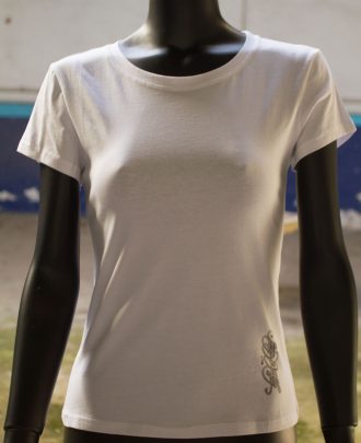 Frente camiseta blanca de algodón modelo Frank con logotipo en el lateral, tendencia en moda femenina.