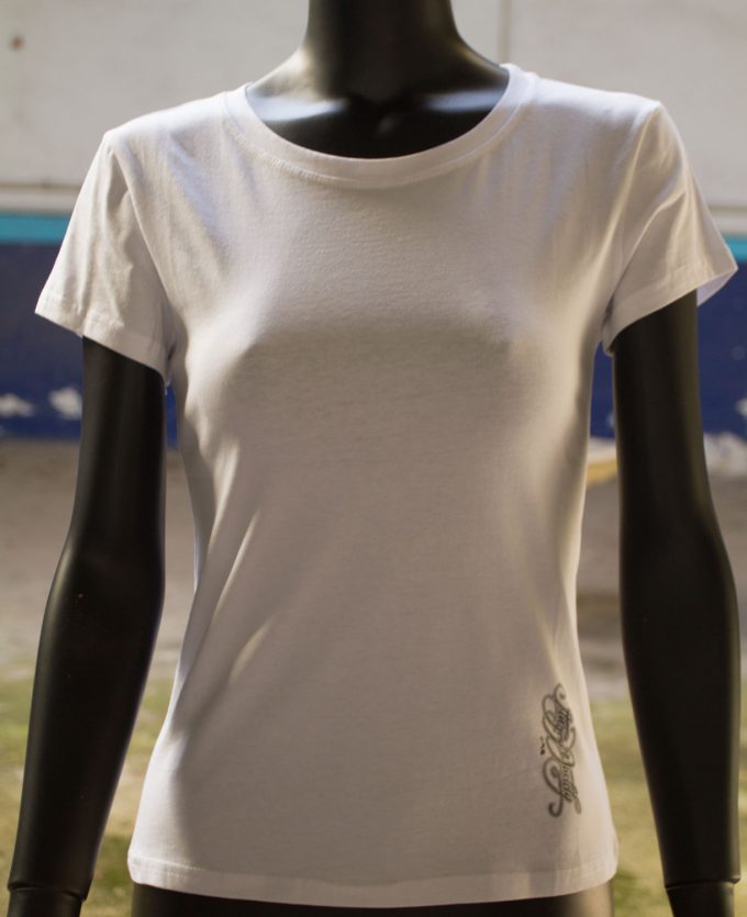 Frente camiseta blanca de algodón modelo Frank con logotipo en el lateral, tendencia en moda femenina.