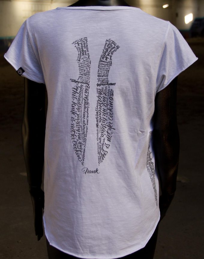 Parte trasera de camiseta blanca de algodón orgánico edición limitada, prenda muy ligera y cómoda, última tendencia en moda femenina y casual.