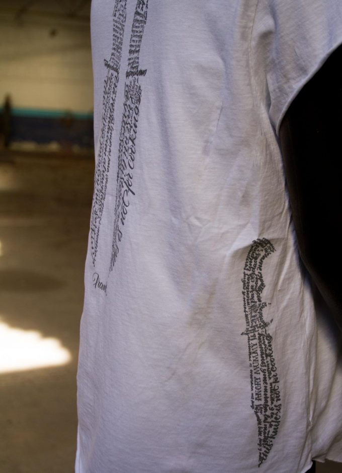 Lateral camiseta blanca