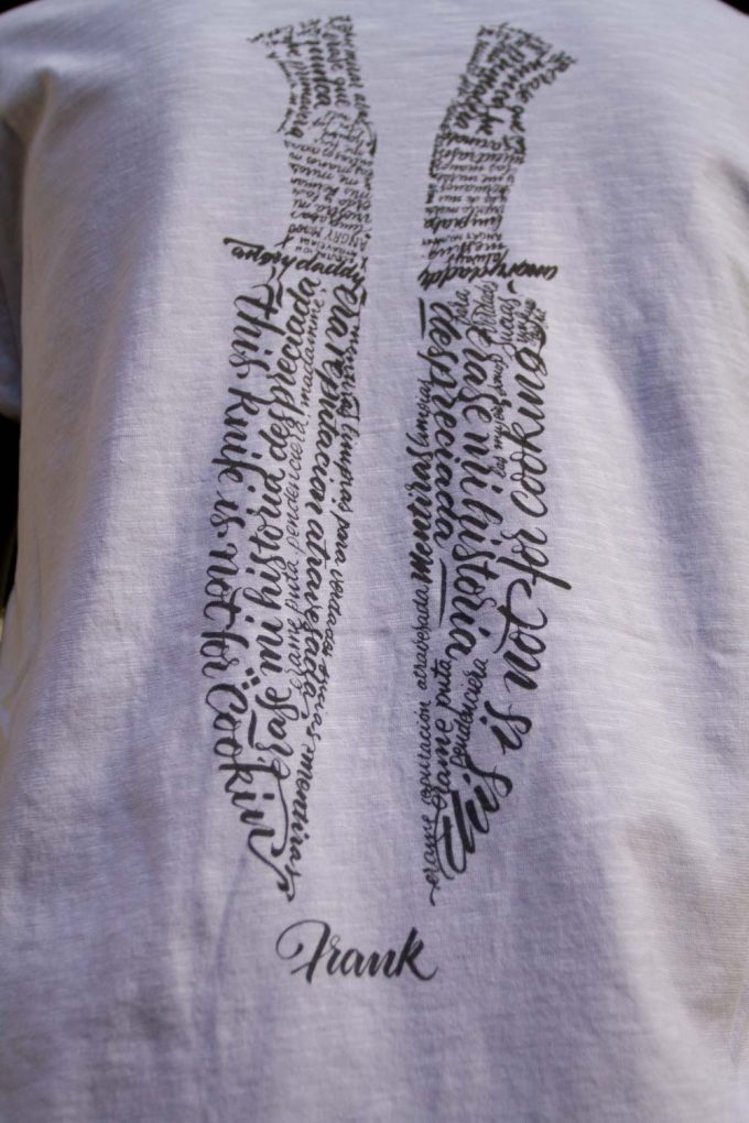 Detalle diseño de camiseta blanca Angry Daddy, de algodón orgánico, muy cómoda y ligera además de orginal y última tendencia en moda femenina.