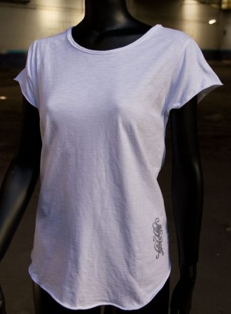Frontal camiseta blanca de algodón orgánico, prenda cómoda y muy ligera además de ser la última tendencia en moda femenina casual.