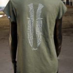 Parte trasera de camiseta verde de algodón orgánico edición limitada, muy cómoda y ligera y última tendencia en moda femenina.