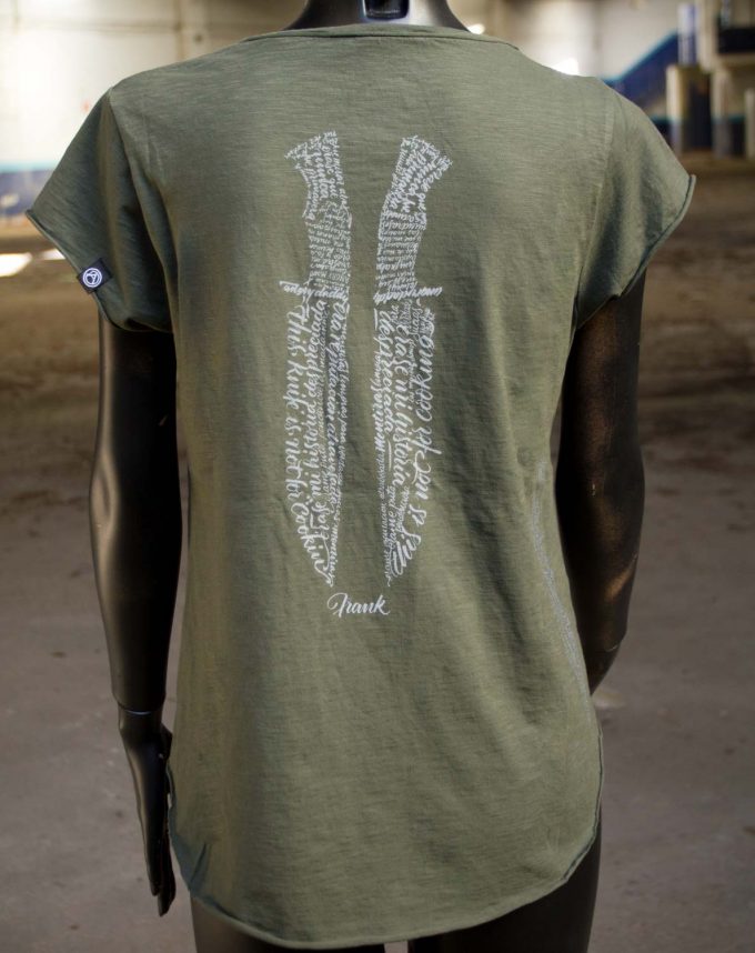 Parte trasera de camiseta verde de algodón orgánico edición limitada, muy cómoda y ligera y última tendencia en moda femenina.