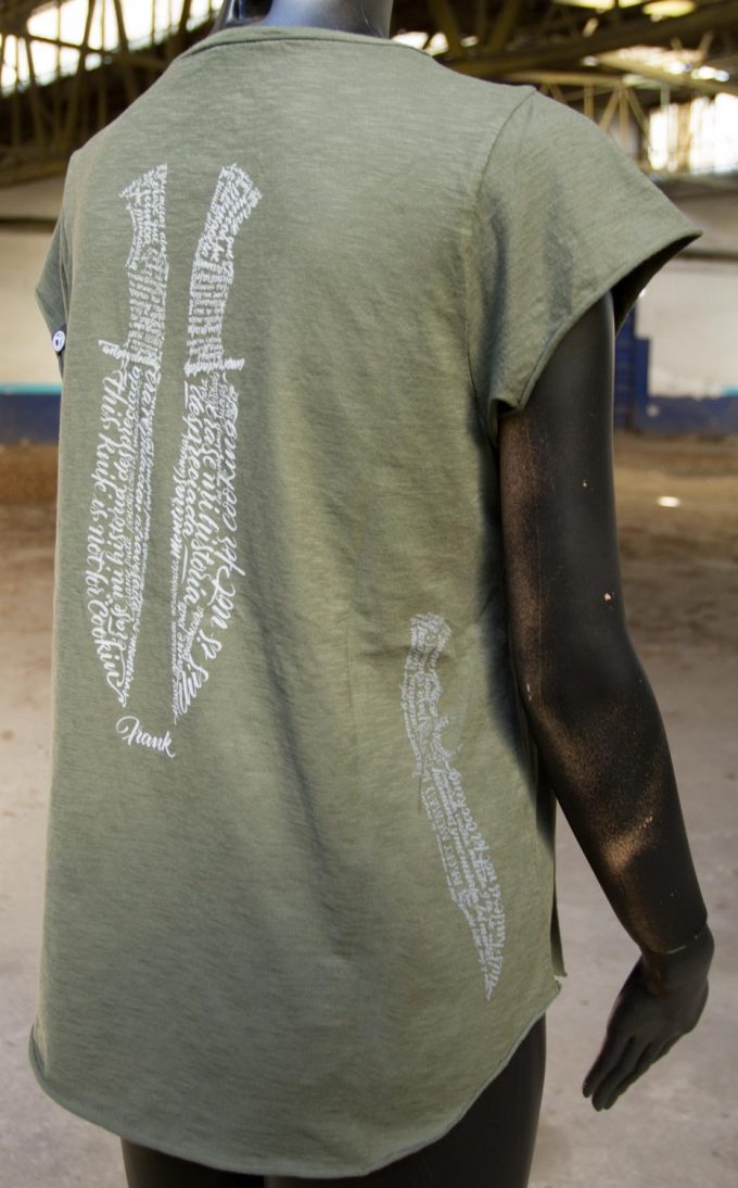 Lateral trasero de camiseta verde de algodón orgánico, una prenda cómoda y ligera además de ser tendencia en moda femenina.