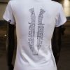 Espalda de camiseta blanca de algodón con diseño de puñales a base de caligrafía, tendencia en moda femenina.