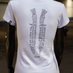 Espalda de camiseta blanca de algodón con diseño de puñales a base de caligrafía, tendencia en moda femenina.
