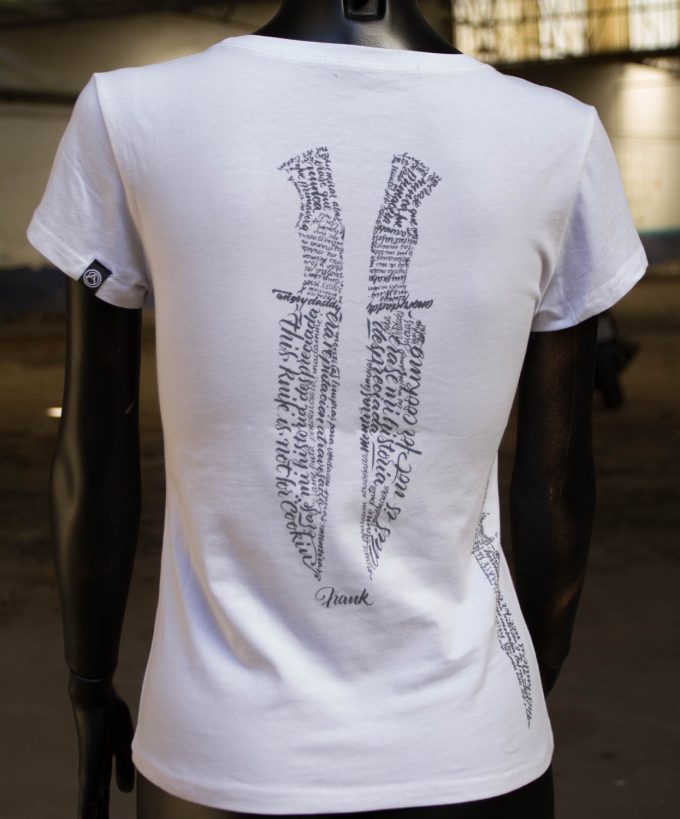 Espalda de camiseta blanca de algodón con diseño de puñales a base de caligrafía, tendencia en moda femenina.