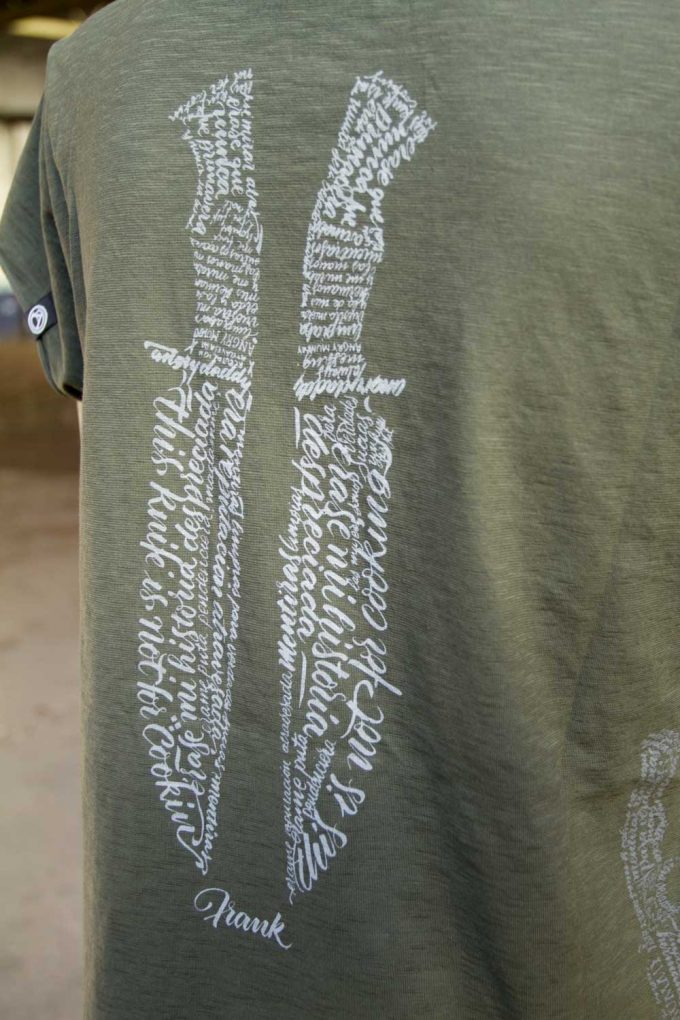 Diseño de la parte trasera de la camiseta verde edición limitada de algodón orgánico, muy cómoda y ligera, última tendencia en moda femenina.