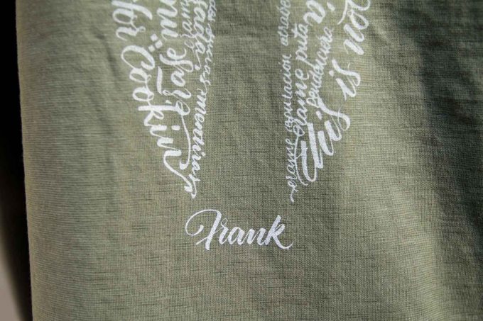 Detalle del diseño de la espalda en camiseta verde de algodón orgánico, muy cómoda y ligera, última tendencia en moda femenina.