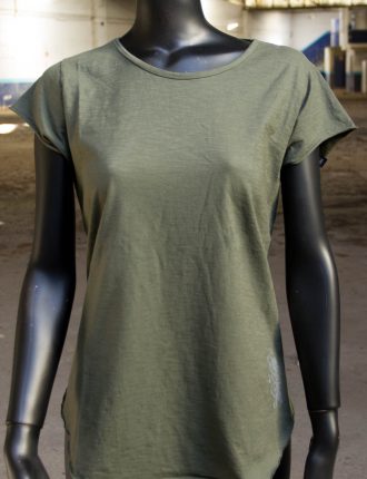 Frontal camiseta verde edición limitada de algodón orgánico, muy ligera y suelta, última tendencia en moda femeina.