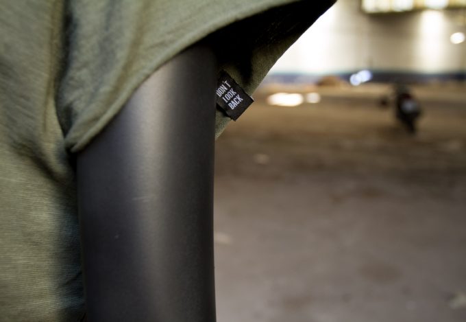 Detalle de la manga de camiseta verde de algodón orgánico, muy cómoda y ligera, última tendencia en moda femenina.