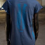 Espalda de camiseta azul de algodón orgánico, muy cómoda y ligera, últimas tendencias en moda femenina.