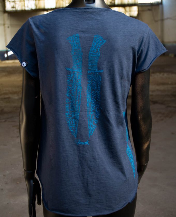 Espalda de camiseta azul de algodón orgánico, muy cómoda y ligera, últimas tendencias en moda femenina.