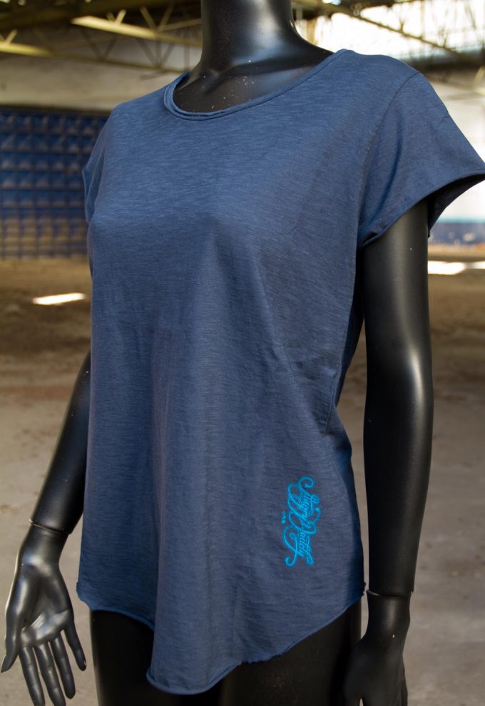 General de camiseta azul de algodón orgánico del máximo confort y comodidad, última tendencia en moda femenina.