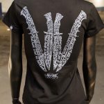 Espalda de cuchillos diseñados a mano, camiseta negra de algodón, última tendencia en moda femenina.