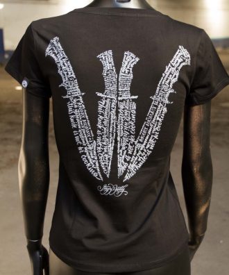 Espalda de cuchillos diseñados a mano, camiseta negra de algodón, última tendencia en moda femenina.