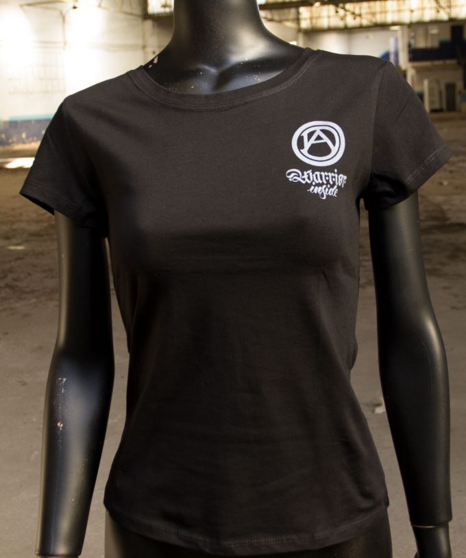 Frontal general de camiseta negra de algodón 100%, logotipo y linea de producto, última tendencia en moda femenina con diseño exclusivo.