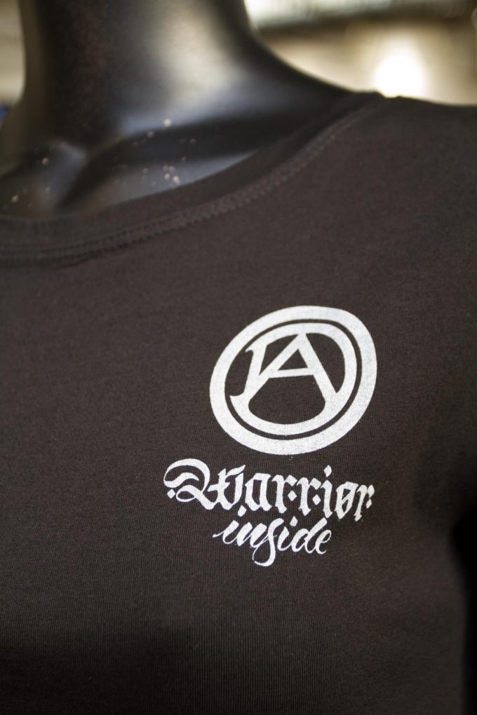 Pecho camiseta de algodón negra, logotipo y linea de producto, última tendencia en moda femenina.