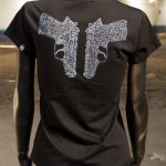 Trasera general de camiseta de algodón 100% negro con el diseño de dos pistolas rellenas de caligrafía artística, tendencia en moda femenina.