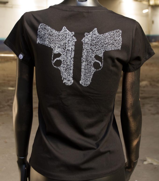 Trasera general de camiseta de algodón 100% negro con el diseño de dos pistolas rellenas de caligrafía artística, tendencia en moda femenina.
