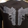 Trasera camiseta de algodón negra, con pistolas hechas a base de canciones de amor de la época del new wave, una mujer fuerte que nunca está desarmada.