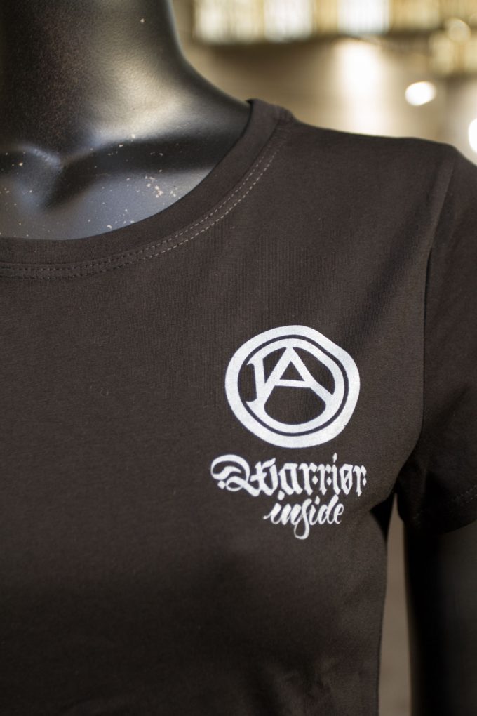 Frontal camiseta negra de algodón, warrior Inside is la serie de mujeres poderosas que mucha fuerza , la última tendencia en moda femenina