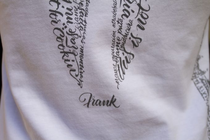 Detalle del diseño Frank en camiseta blanca de algodón, tendencia en moda femenina.