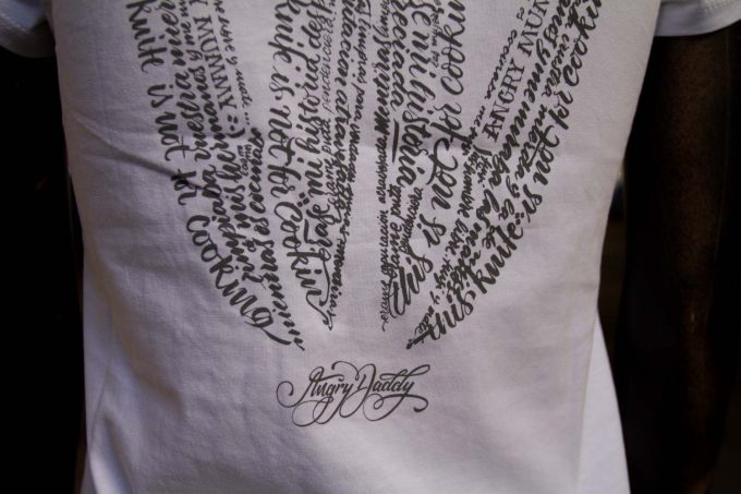 Angry Daddy, warrior inside, camiseta algodón blanca la última tendencia en diseño de moda femenina.