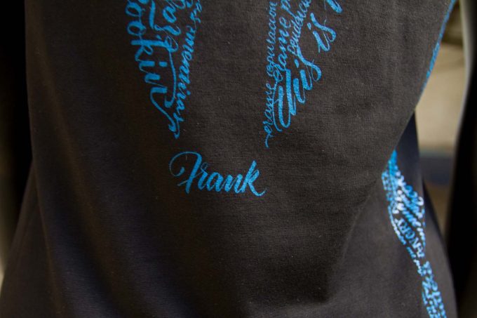 Detalle del diseño de la espalda de camiseta negra de algodón, tendencia y estilo en moda femenina.